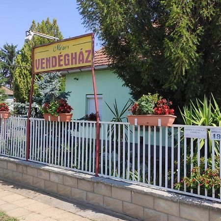 Hotel Opusztaszeri Mozes Vendeghaz Exterior foto