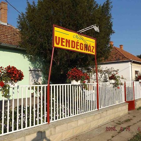 Hotel Opusztaszeri Mozes Vendeghaz Exterior foto