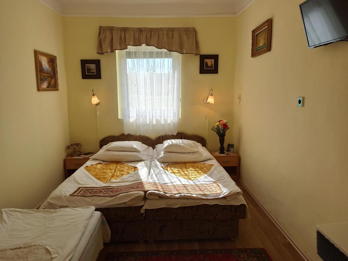 Hotel Opusztaszeri Mozes Vendeghaz Exterior foto