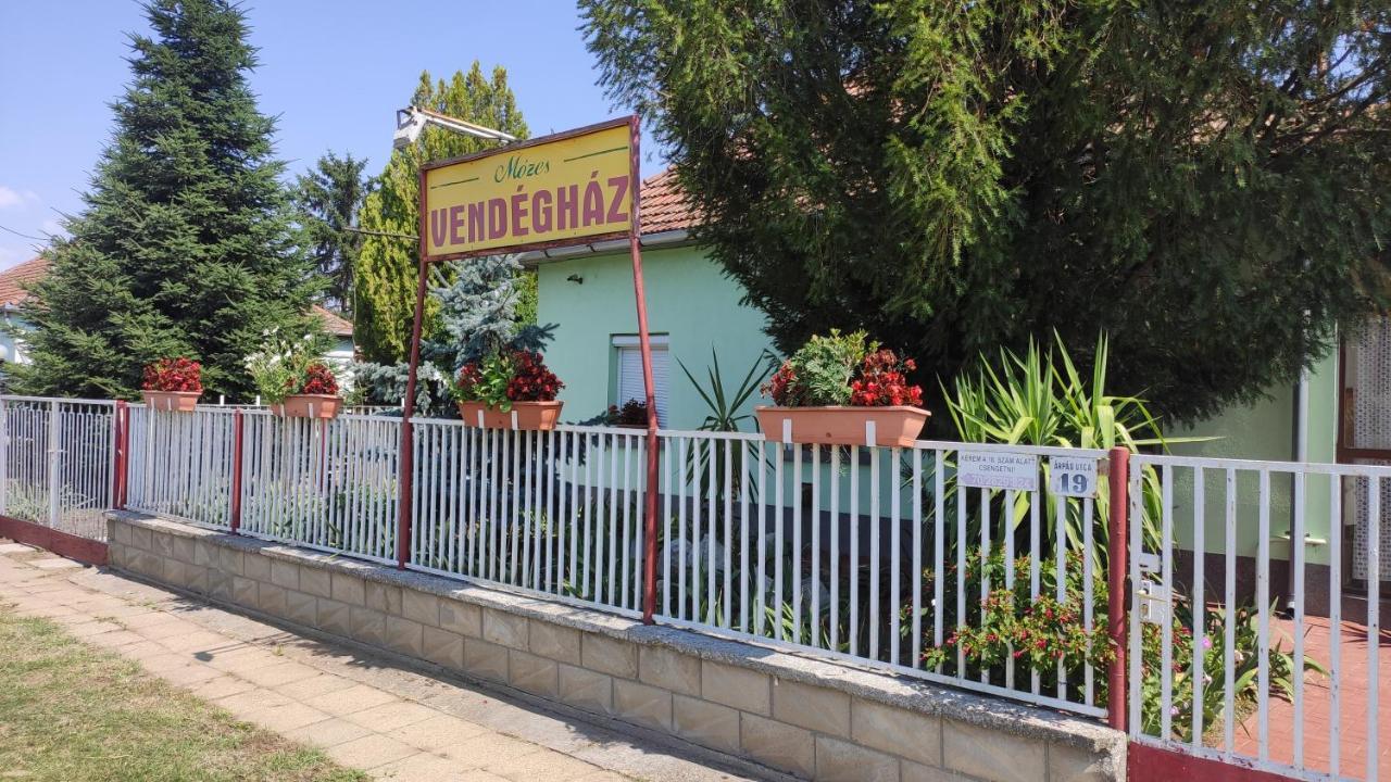 Hotel Opusztaszeri Mozes Vendeghaz Exterior foto