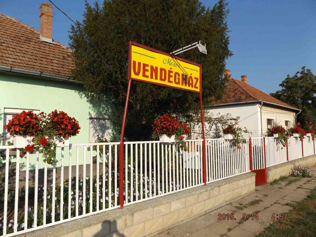 Hotel Opusztaszeri Mozes Vendeghaz Exterior foto