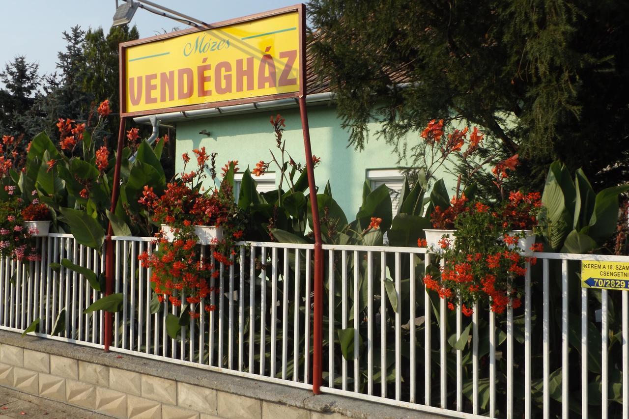 Hotel Opusztaszeri Mozes Vendeghaz Exterior foto