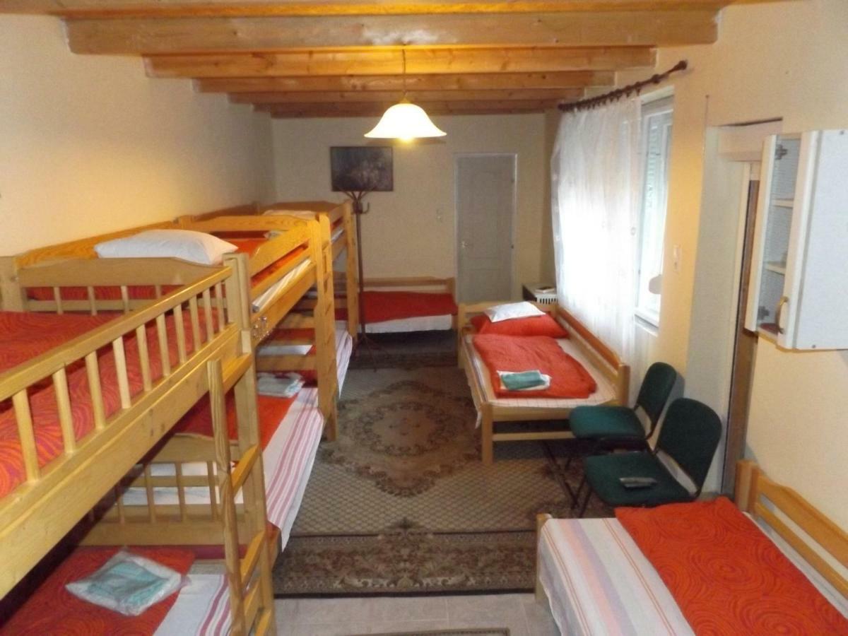 Hotel Opusztaszeri Mozes Vendeghaz Exterior foto
