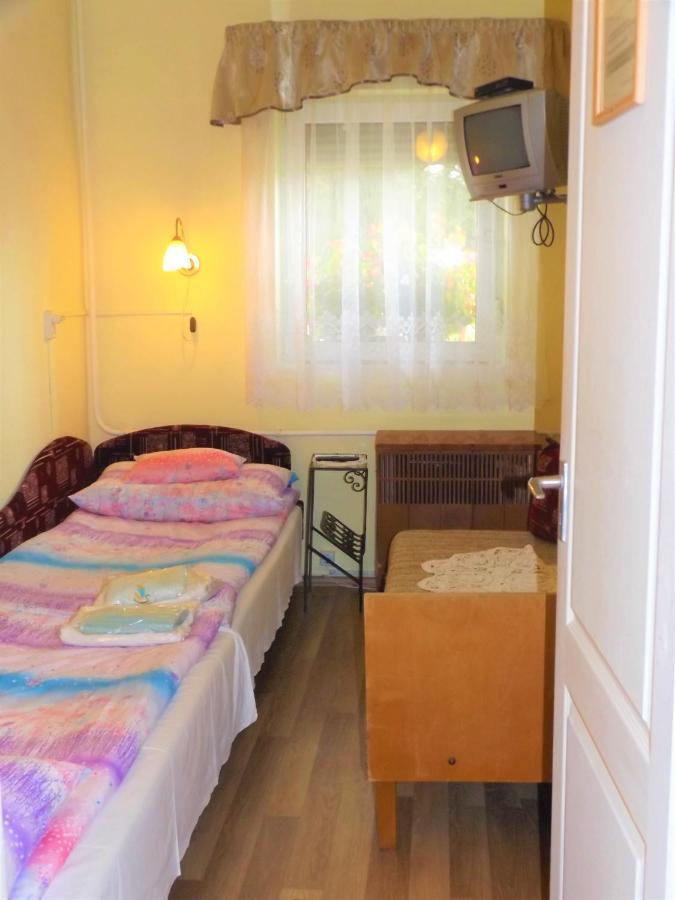 Hotel Opusztaszeri Mozes Vendeghaz Exterior foto